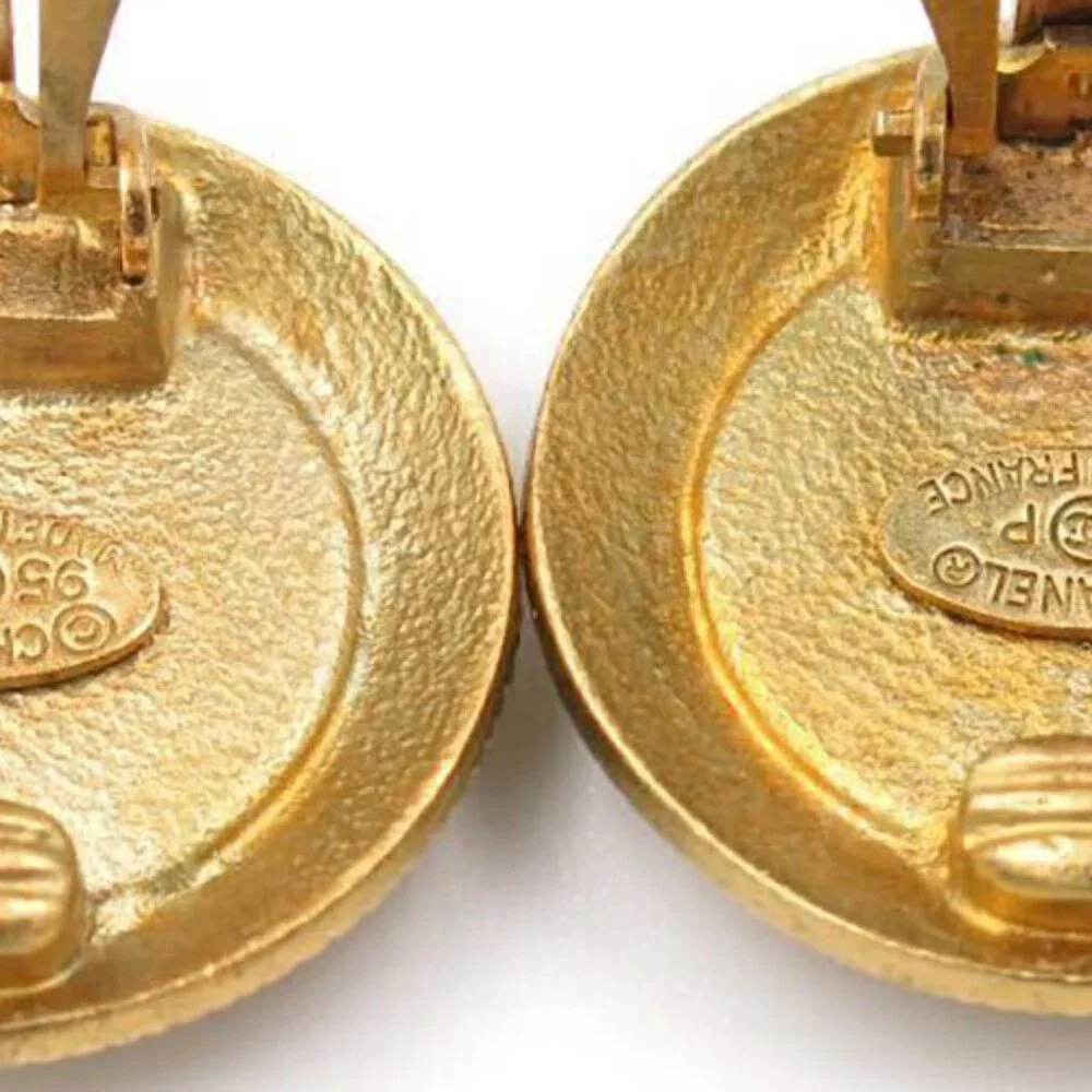 CHANEL CC Logos Black Round Clip-On Earrings Gold Tone 95P Auth w/Box p1141 - Picture 6 of 6